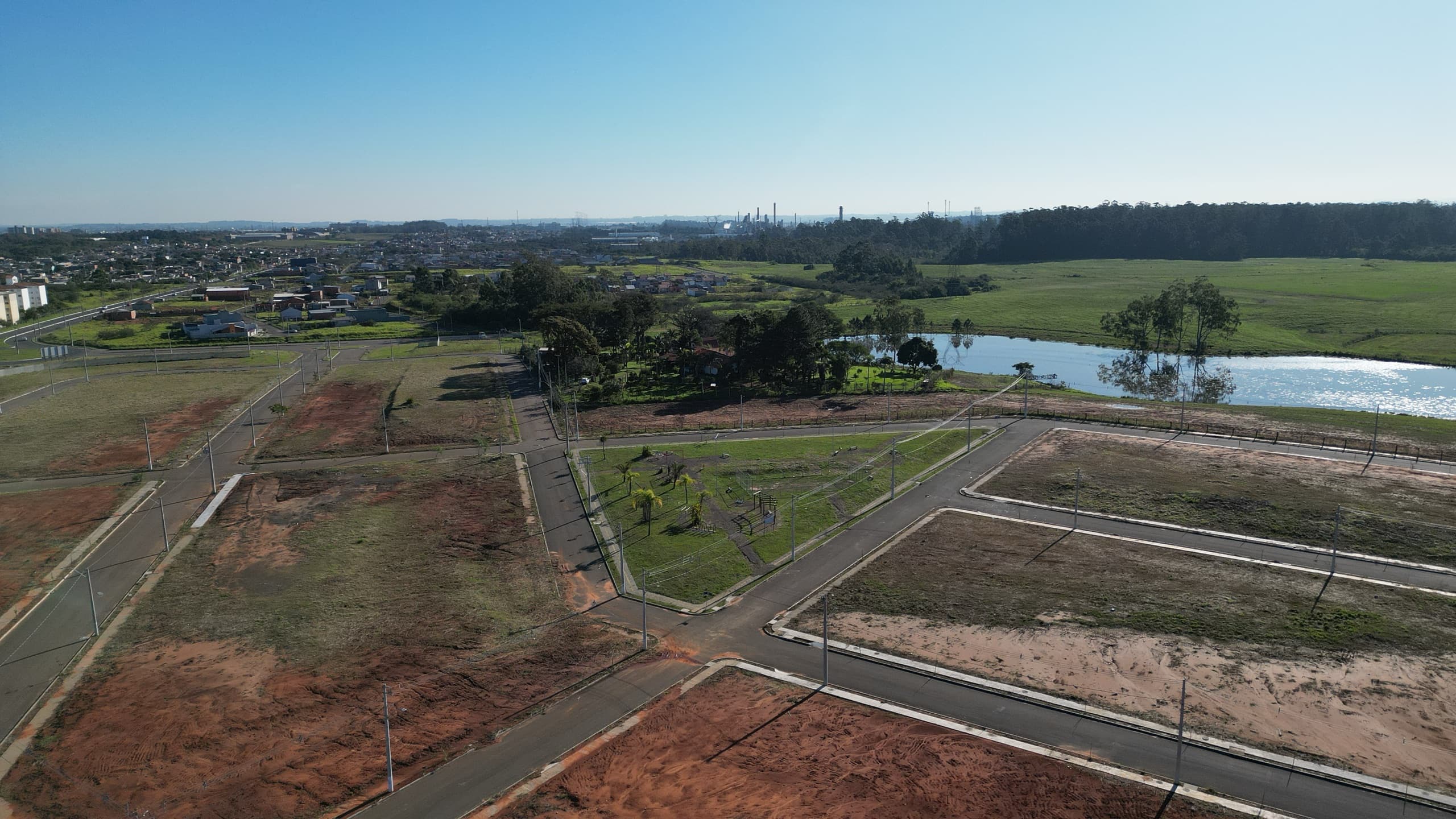 Vista aérea do Canoas Park com lago e áreas verdes