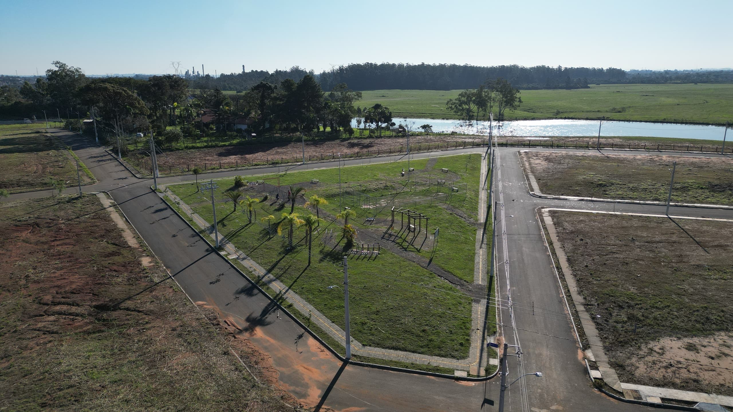 Praça e lago no Canoas Park concluído